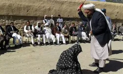 Afganistan'da vahşet: Taliban, kadınları stadyuma toplayıp kırbaçladı