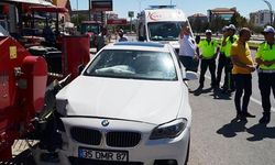 Otomobil traktör bayisine daldı, sürücü 'uykum vardı' dedi