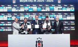 Beşiktaş, yeni teknik direktörü Giovanni van Bronckhorst için imza töreni düzenledi