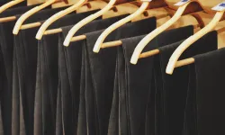 Siyah pantolon giyenler dikkat! Renk solmasını önlemenin püf noktaları