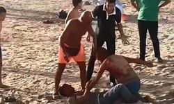 Kuşadası plajda laf atma kavgası: Dakikalarca birbirlerini bıçakladılar, 2 kişi yaralandı