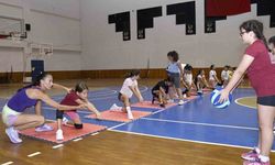 Kuşadası’nda çocuklar yaz spor okuluyla tatili keyifli geçiriyor