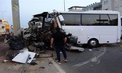 Antalya'da tur otobüsü bariyerlere çarptı: 20 turist yaralandı