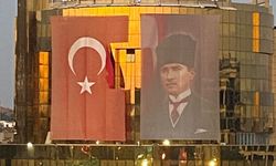 Aydın Büyükşehir Belediyesi'nin önündeki yırtık Türk bayrağı tepki çekti!