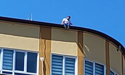 Nazilli'de çatıya çıkan şahıs ekipleri harekete geçirdi