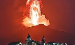 İtalya'da Etna Yanardağı yeniden patladı, uçuşlar iptal edildi