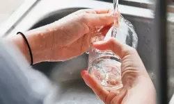 Bardaktaki çay ve kahve lekeleri kolayca çıkıyor! Meğer bu kadar kolaymış