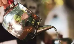 Çaydanlıktaki kireç sona eriyor! Karbonat ve limonu böyle kullanırsanız…