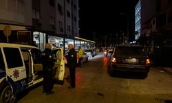Kuşadası'nda park halindeki otomobile çarpan sürücü polislere hediye çeki teklif etti