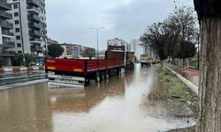 İncirliova’da Yağmur Karayolunu Göle Çevirdi