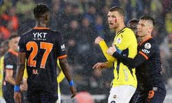 Edin Dzeko'ya Kafa attı, Kırmızı Kart Gördü