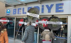 Söke Esnafı Belediyeyi Siyah Çelenklerle Protesto Etti