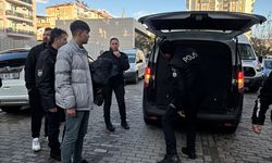 Efeler'de Şok Olay: Müşteriler Garsonu Darp Etti, Polis İki Şüpheliyi Gözaltına Aldı