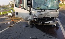 Buharkent'te Kamyonet Aydınlatma Direğine Çarptı