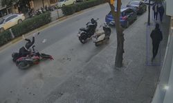 Efeler'de Otomobilin Yol Verdiği Yayaya Motosiklet Çarptı