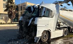 Kuyucak'ta Beton Direk Tırı İkiye Böldü!