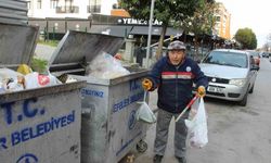 Efeler'de İhtiyaçtan Değil, İsraftan Çöp Karıştırıyor