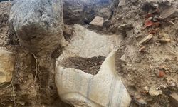Kuşadası'nda Dalgalar Antik Heykeli Ortaya Çıkardı