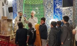 Teravih namazına gelen çocuklara Kur'an hediye edildi