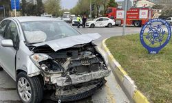 Efeler'de Otomobiller Kavşakta Çarpıştı: 1 Yaralı