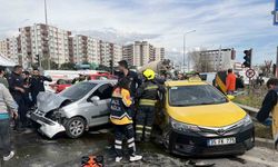 Efeler'de Taksi ile Otomobil Çarpıştı: 2 Yaralı