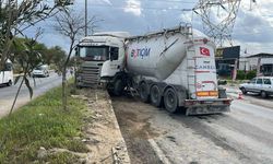 İncirliova'da Çimento Yüklü Tır Refüje Çıktı
