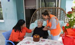Kuşadası Belediyesi’nden yaşlı çınara sürpriz doğum günü kutlaması