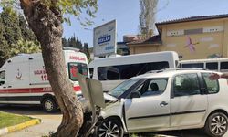 Kuşadası'nda 80 Yaşındaki Sürücü Tansiyonu Düşünce Kaza Yaptı