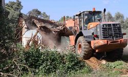 Nazilli’de metruk binaların yıkımı sürüyor