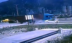Söke'de Tırın Çarptığı Otomobil Metrelerce Sürüklendi