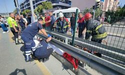 Kuşadası'nda motosiklete yaya geçidinde servis aracı çarptı: 1’i ağır 2 yaralı