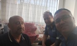 Görme engelli vatandaşın yardımına polis koştu