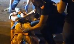 Kaldırıma çarparak yola savruldular: 1’i ağır 2 yaralı