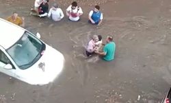 Sağanak Hayatı Felç Etti: Alt Geçitte Mahsur Kaldılar