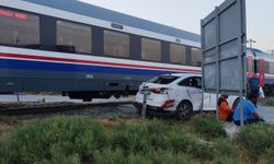 Söke'de tren otomobile çarptı: 1 yaralı
