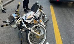 Efeler'de motosiklet otomobile çarptı: 1 yaralı