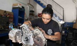 Çırak bulamayan eşine destek için başladı, motor ustası oldu