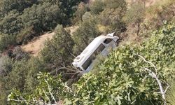 Sultanhisar'da öğrenci servisi uçuruma sürüklendi