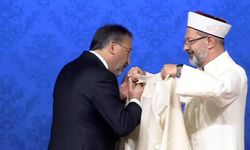 Arpaguş, sarığı giyerken Erbaş'ın elini öptü
