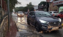 Sağanak yağmur Aydın'da yolları dereye çevirdi