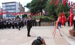 Cumhuriyet kutlamaları çelenk sunma töreniyle başladı