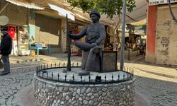 Efeler'de garip hırsızlık! Heykeldeki kama çalındı