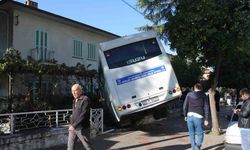 Efeler'de minibüs evin bahçesine girdi