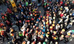 Gebze'deki enkazdan bir kişi sağ çıkarıldı