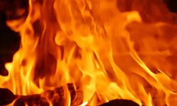 Yeşil Mahalle’de Korku Dolu Anlar: Otoparkta Minibüs Kül Oldu