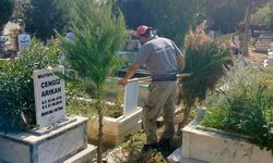 Efeler'in ekipleri mezarlıklardaki çalışmalarını sürdürüyor