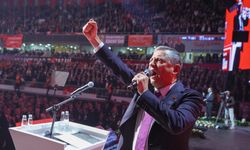 Özgür Özel oy kullanan tüm delegelerin oyunu alarak genel başkan seçildi