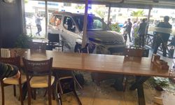 Aydın'da araç işyerine girdi