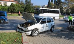 Efeler'de ehliyetsiz sürücü refüje çarptı