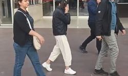 Yaşından büyük cezası olan kadın hırsız kameraları görünce yüzünü gizlemeye çalıştı